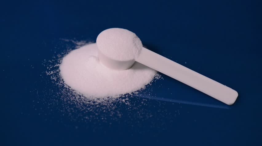 a scoop of white creatine powder
